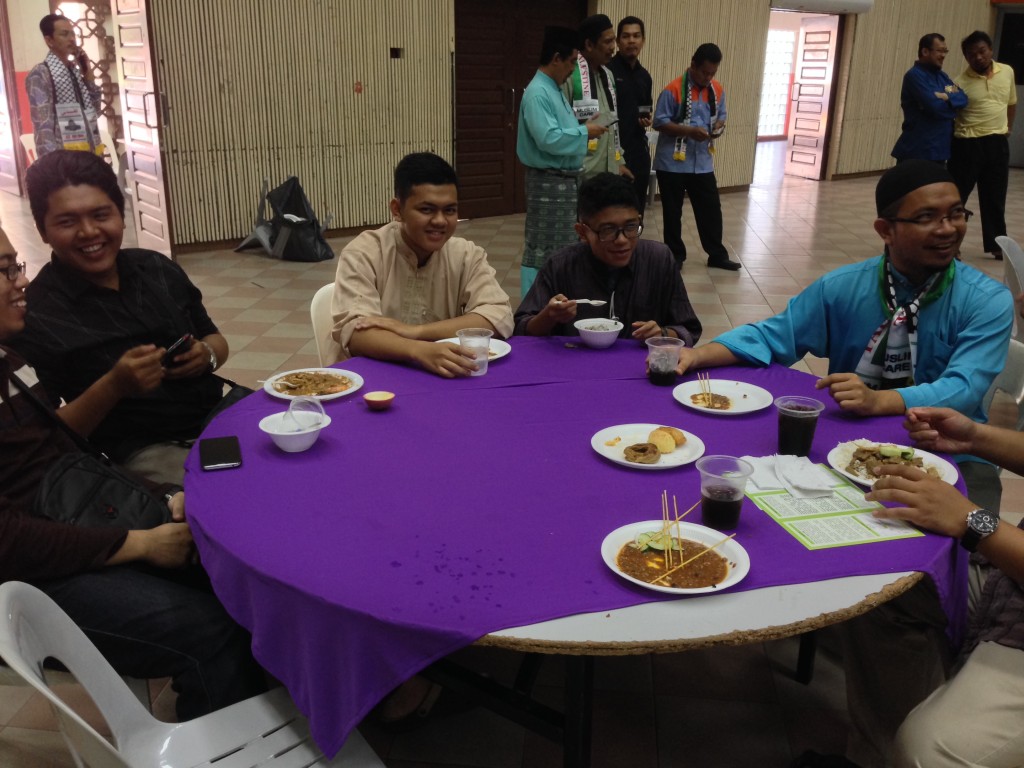 Sebahagian pelajar Pusat Asasi, iaitu bekas pelajar MML yang turut menjadi Sukarelawan Majlis Mahabbah